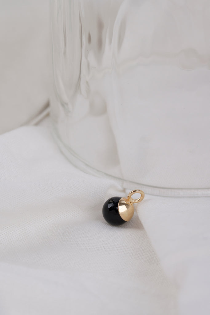 JUKSEREI LEA CHARM · GOLD/BLACK · B-STOCK